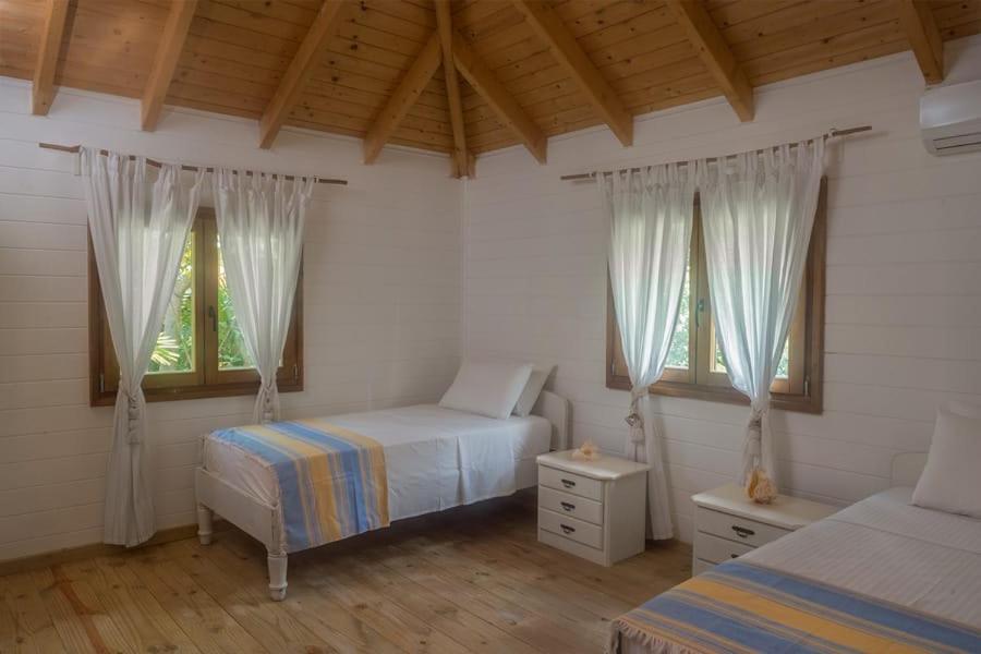 La Pointe Beach Huts Баи-Сейнт-Энн Экстерьер фото